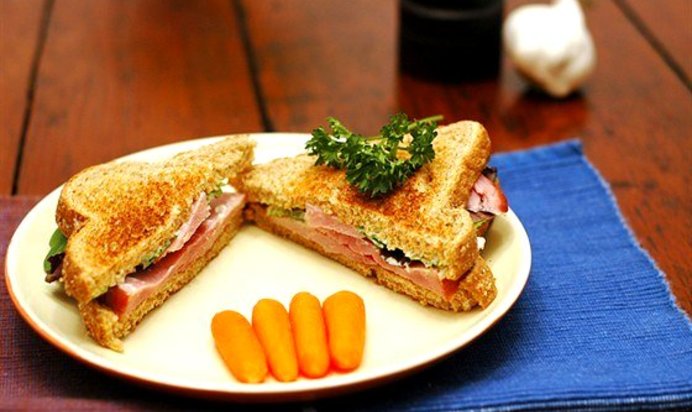 Бутерброды с морковью и чесноком