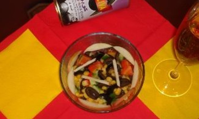 Испанский салат с маслинами и кукурузой (La ensalada espanola con las aceitunas y el maiz)