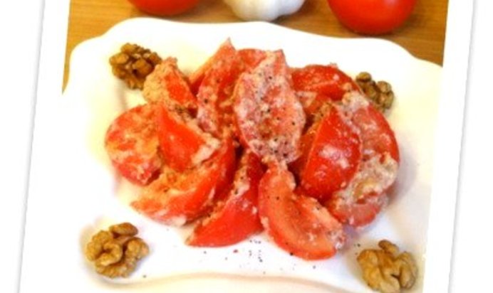 Салат с помидорами и грецкими орехами