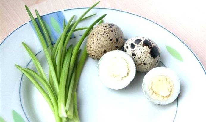 Перепелиные яйца с молотым перцем и солью