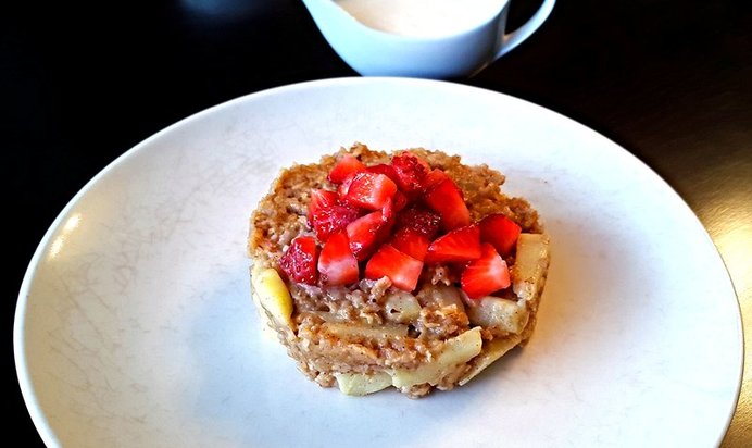 Запеченая овсянка с фруктами и орехами