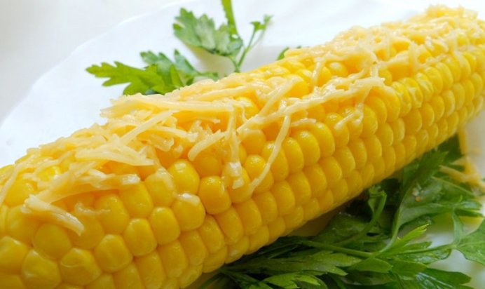 Кукуруза отварная со сливочным маслом и сыром