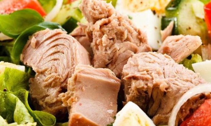 Средиземноморский салат с тунцом