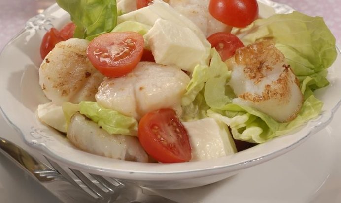 Салат с морскими гребешками