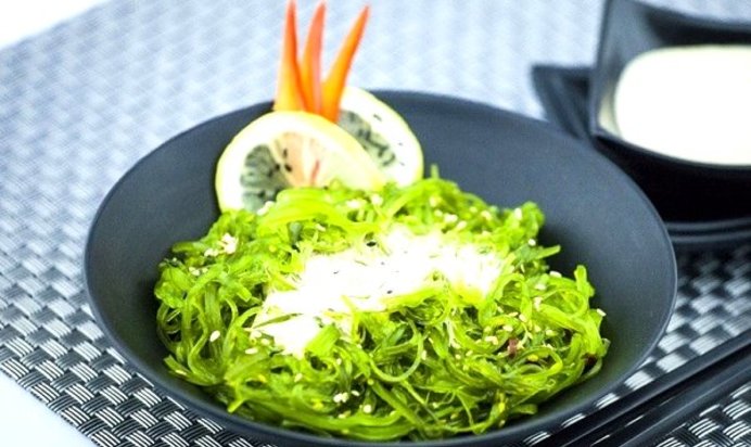 Салат с водорослями Чука