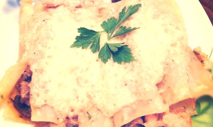 Каннеллони, фаршированные курицей и грибами под соусом бешамель