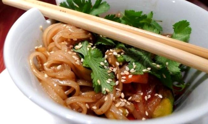 Рисовая лапша с курицей и овощами