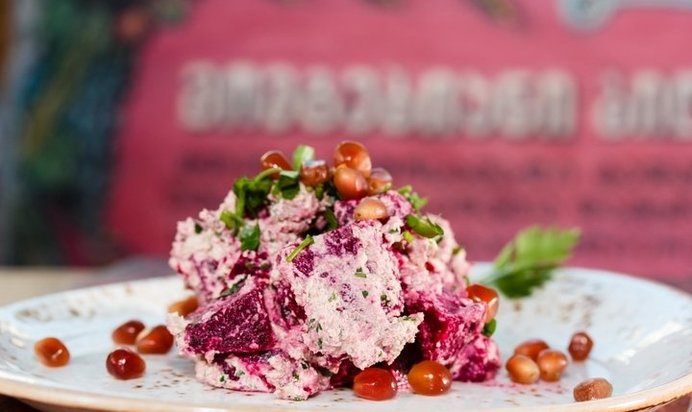 Салат с фруктами и шампиньонами