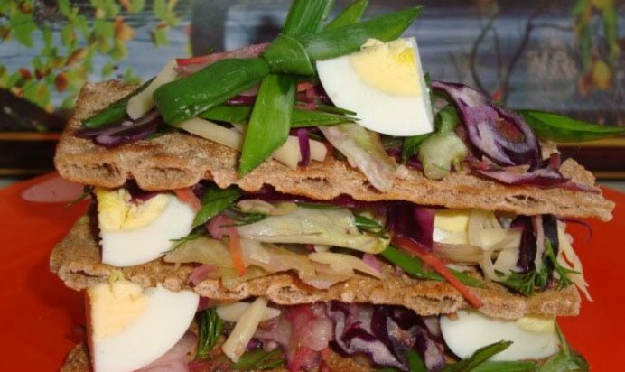 Салатный микс с ржаными хлебцами