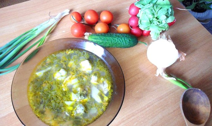 Зеленый борщ с клецками