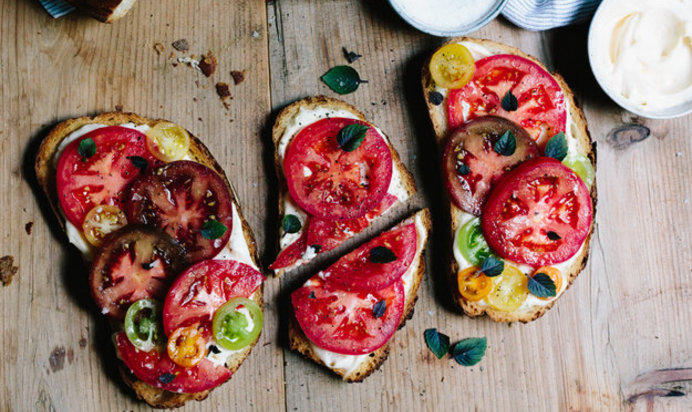 Брускетты с разноцветными помидорами