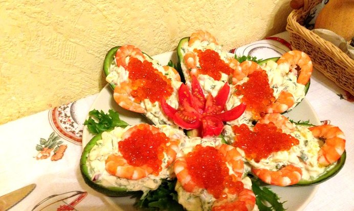 Салат с креветками в лодочках из авокадо