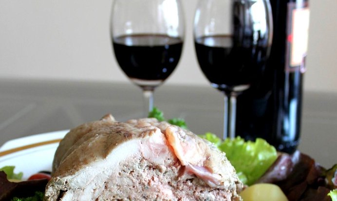 Галантин из курицы с ароматным бульоном