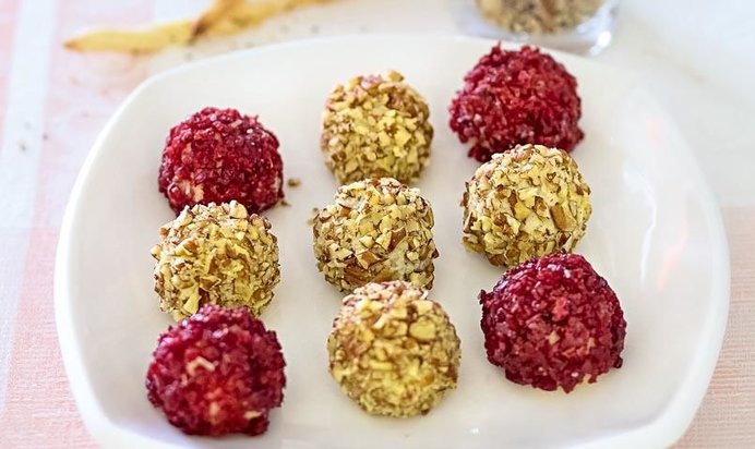 Сырные шарики с хлебными палочками