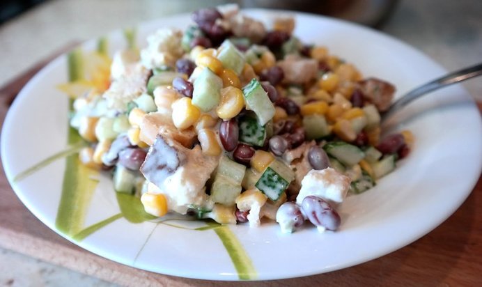 Салат пикантный с сухариками