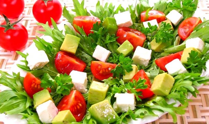 Салат с авокадо, помидорами и фетой