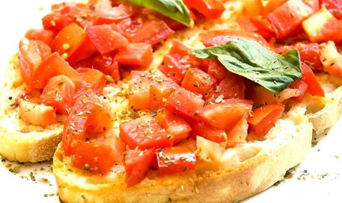Брускетты с помидорами и базиликом