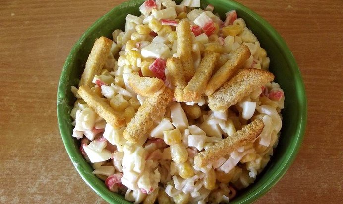 Крабовый салат с рисом и сухариками