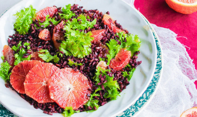 Салат из черного риса с апельсинами