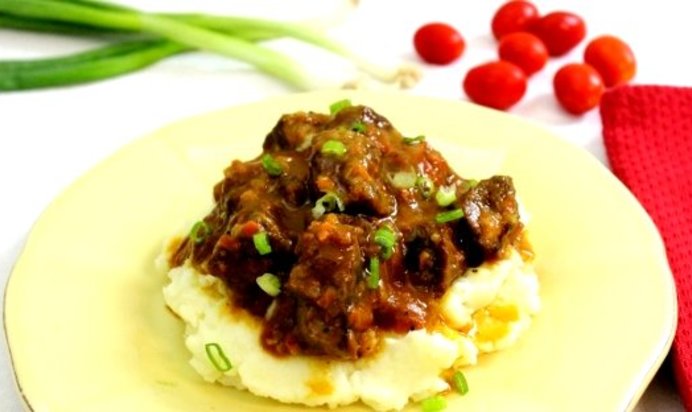 Гуляш из говядины с подливкой