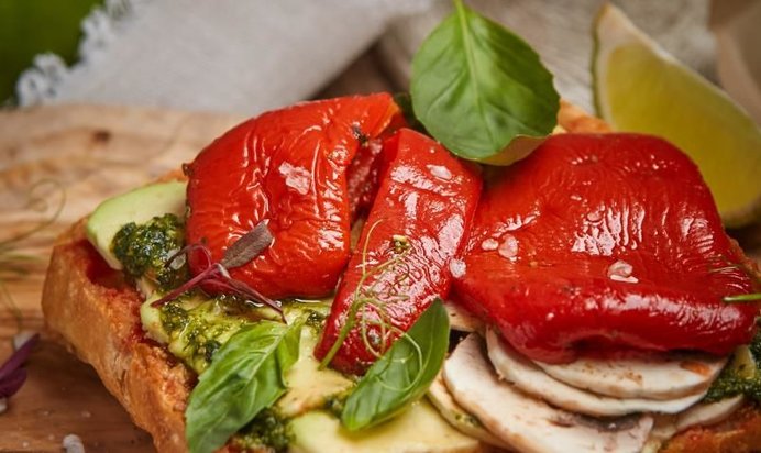 Хрустящая брускетта с печеным болгарским перцем