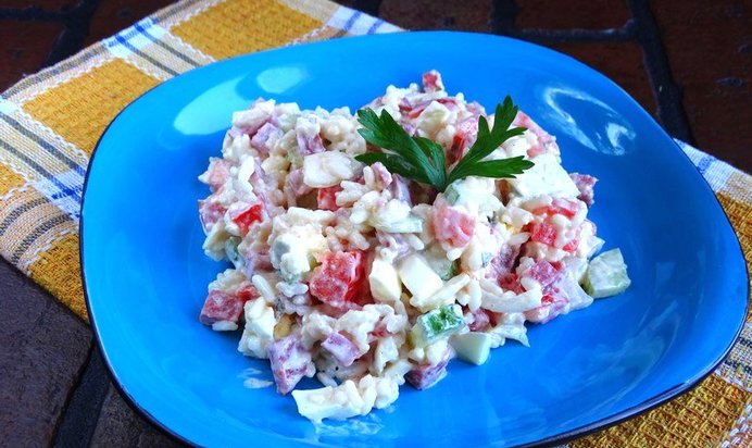 Салат с рисом и колбасой