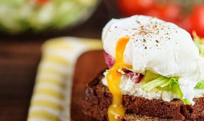 Сэндвич на зерновом хлебе с творожным сыром, микс-салатом и яйцом-пашот