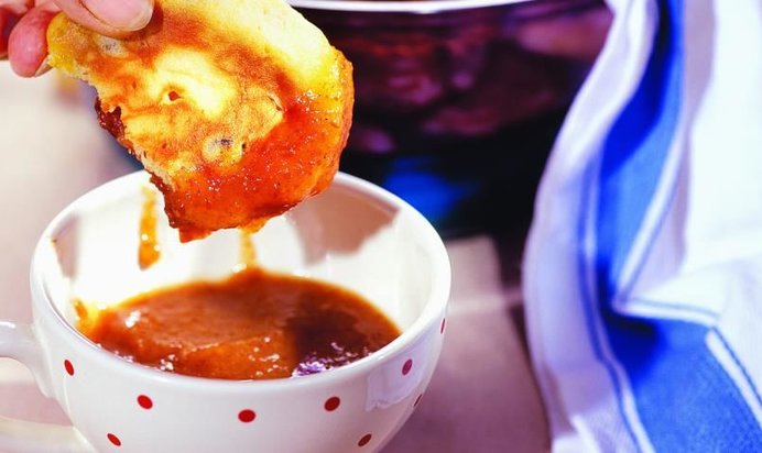 Шотландские оладьи с соусом из изюма