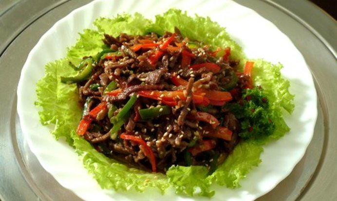 Салат из баранины с базиликом и кунжутом