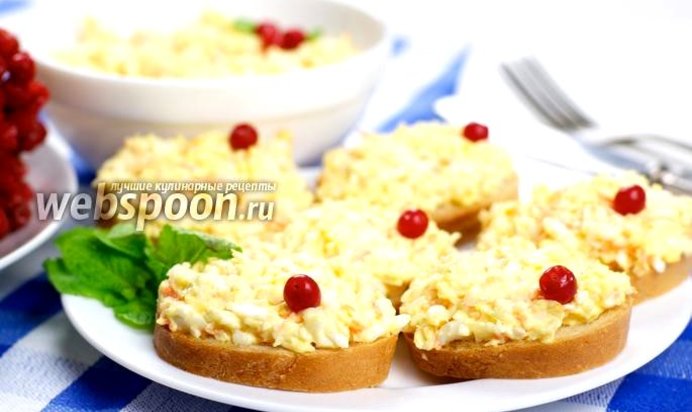 Салат с плавленым сырком и яйцом