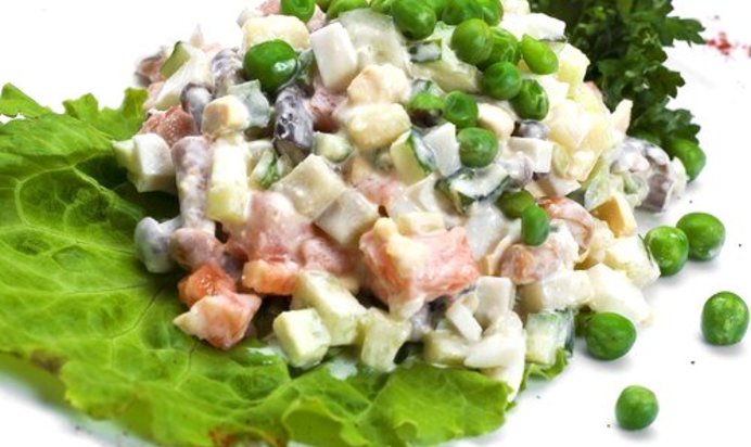 Салат из овощей с ветчиной, йогуртом и анчоусами