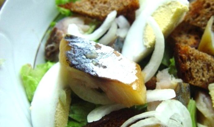 Салат из копченой скумбрии