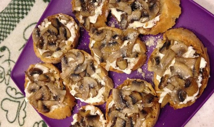 Брускетта с грибами и творожным сыром