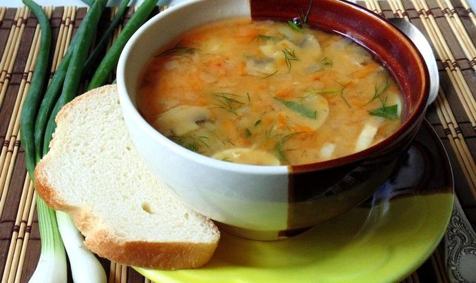 Гороховый суп с грибами и томатом