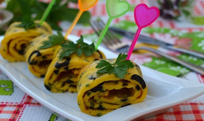 Рулет-омлет с маслинами в духовке