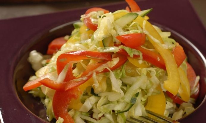 Салат из молодой капусты