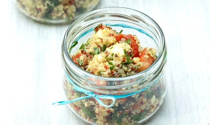 Салат из киноа, вяленых и свежих помидоров и сливочного сыра