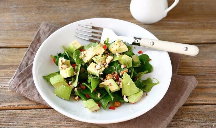 Салат с брынзой и авокадо