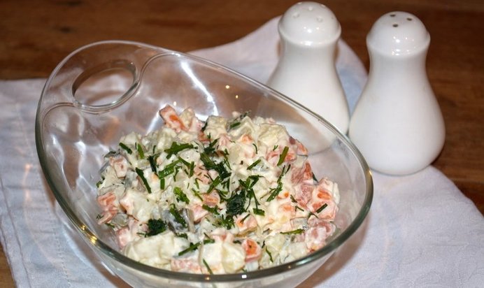 Салат из соленых огурцов и картошки