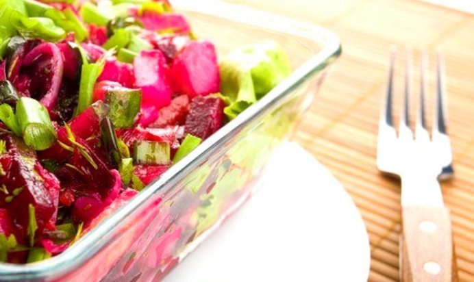 Салат из разноцветного радиккьо с печеной свеклой и апельсиновым винегретом