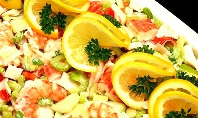 Салат с креветками и сельдереем