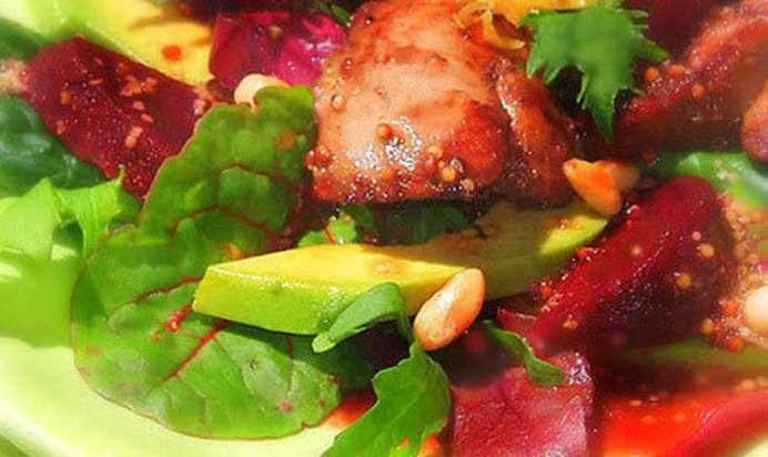 Салат с куриной печенью, свеклой и авокадо