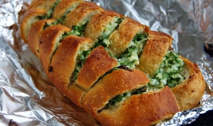 Багет с сыром и чесноком