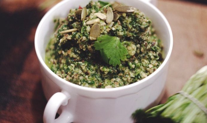 Соус песто из тыквенных семечек и кинзы