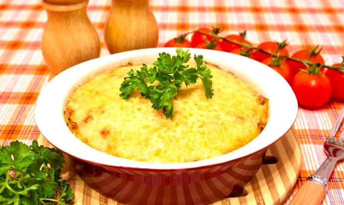 Запеканка с куриным филе, грибами и картофельным пюре
