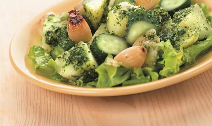 Салат с печеным чесноком