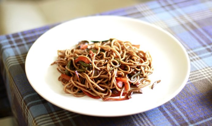 Гречневая лапша с овощами и креветками