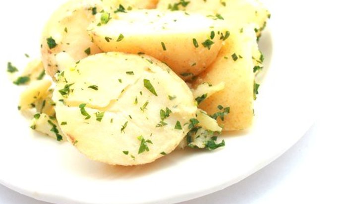 Летний салат из молодого картофеля, листьев кервеля и эстрагона