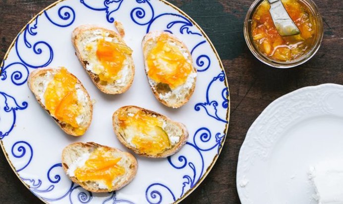 Брускетта с козьим сыром и апельсиновым джемом