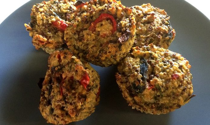 Овощные маффины из киноа с копченым лососем